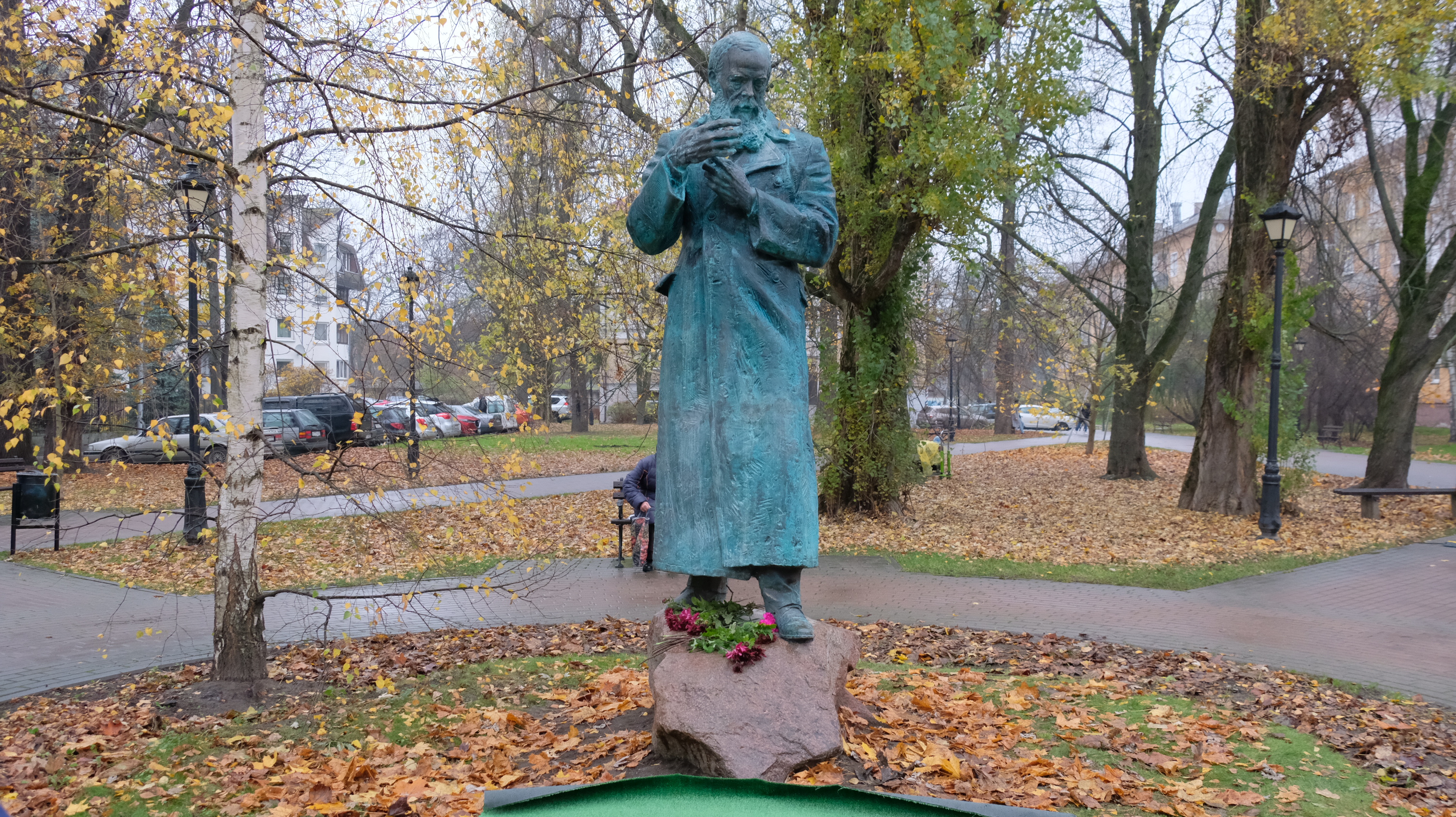 Памятник Достоевскому в Калининграде летом
